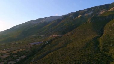 Güneş enerjisi panellerinin hava görüntüsü, güneş batarken fotovoltaik yeşil enerji üretimi.