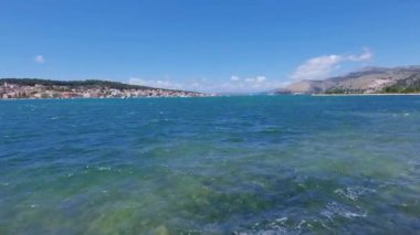 Argostoli limanı, De Bosset köprüsü ve mavi sular, Kefalonia Yunanistan, güneşli bahar havası, seyahat turizmi tatilleri 