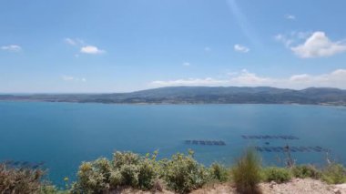 Büyük deniz kalemlerinin havadan görünüşü, mavi okyanustaki balık çiftlikleri, açık gökyüzü, su kültürü.. 