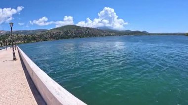 Argostoli limanı, De Bosset köprüsü ve mavi sular, Kefalonia Yunanistan, güneşli bahar havası, seyahat turizmi tatilleri 