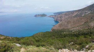 Akdeniz 'de gün batımında gün batımında gün batımında Yunanistan' da Akdeniz yollarında araba süren bakış açısı, aksiyon tarzı düşük atışlar ve tatil turizmi sırt çantalı tatil şeritleri  