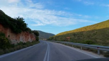 Akdeniz 'de gün batımında gün batımında gün batımında Yunanistan' da Akdeniz yollarında araba süren bakış açısı, aksiyon tarzı düşük atışlar ve tatil turizmi sırt çantalı tatil şeritleri  
