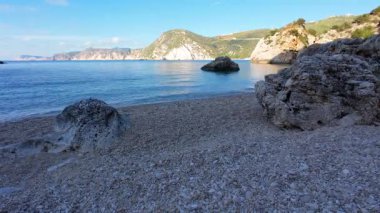 Sahiller, mavi okyanuslar ve kumlu plajlar arasında manzaralı bir manzara..