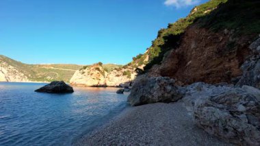 Sahiller, mavi okyanuslar ve kumlu plajlar arasında manzaralı bir manzara..