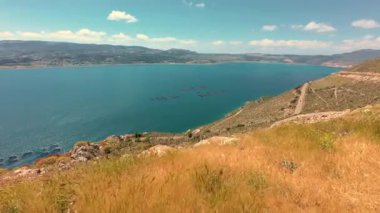Büyük deniz kalemlerinin havadan görünüşü, mavi okyanustaki balık çiftlikleri, açık gökyüzü, su kültürü.. 