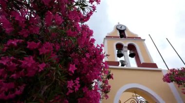 Yunanistan 'ın Kefalonia kentindeki küçük kiliselerin yazın güneşli günlerinde Avrupa seyahatleri tatil beldesi turizmi