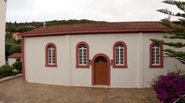 Yunanistan 'ın Kefalonia kentindeki küçük kiliselerin yazın güneşli günlerinde Avrupa seyahatleri tatil beldesi turizmi