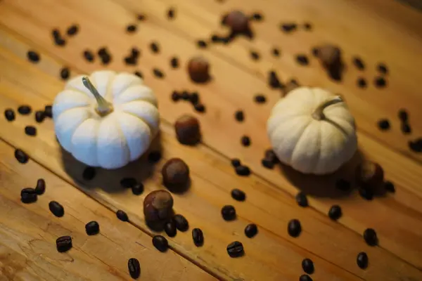 咖啡豆和榛子铺在木桌上 — 图库照片