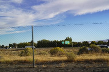 Mavi gökyüzü, köprü, doğa, ağaçlar, nehir, bulutlu mavi gökyüzü