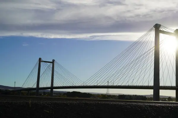 Λευκή Γέφυρα Γέφυρα Πάνω Από Νερό Ορόσημο Καλωδιακή Γέφυρα Γέφυρα — Φωτογραφία Αρχείου
