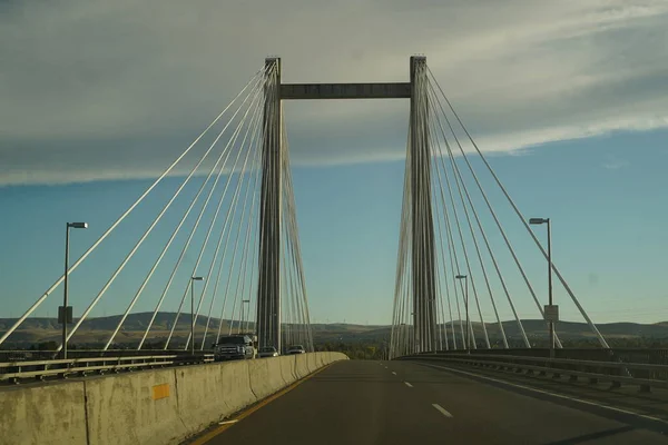Ponte Bianco Ponte Sull Acqua Punto Riferimento Ponte Cavo Sfondo — Foto Stock
