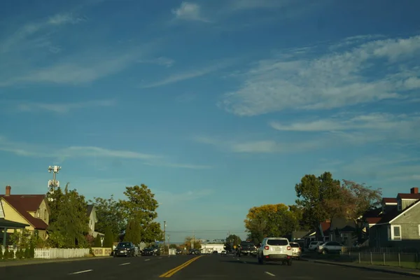 Błękitne Niebo Droga Piękne Tło Niebo Chmurami — Zdjęcie stockowe