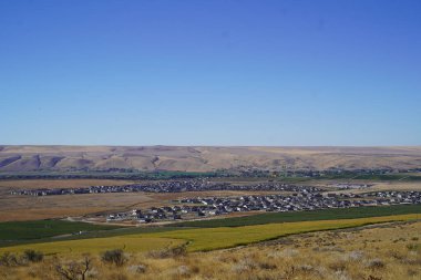 Şehir manzarası, tatlı manzarası, mavi gökyüzü, mahalle manzarası. 