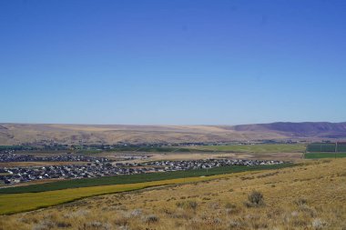 Şehir manzarası, tatlı manzarası, mavi gökyüzü, mahalle manzarası. 