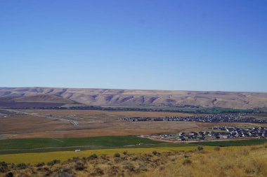 Şehir manzarası, tatlı manzarası, mavi gökyüzü, mahalle manzarası. 