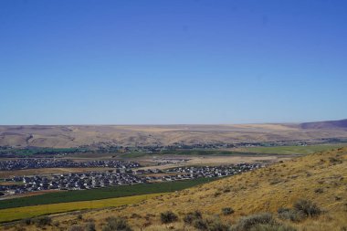 Şehir manzarası, tatlı manzarası, mavi gökyüzü, mahalle manzarası. 