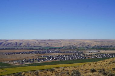 Şehir manzarası, tatlı manzarası, mavi gökyüzü, mahalle manzarası. 