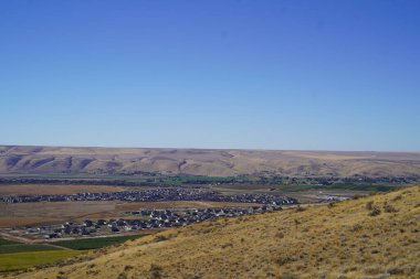 Şehir manzarası, tatlı manzarası, mavi gökyüzü, mahalle manzarası. 