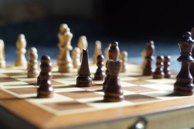 Satranç tahtası açık havada, satranç tahtası çeşitli yerlerde, satranç tahtası çimenlerde.