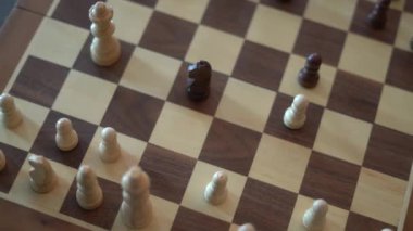 İnsanlar satranç oynuyor, sadece eller.