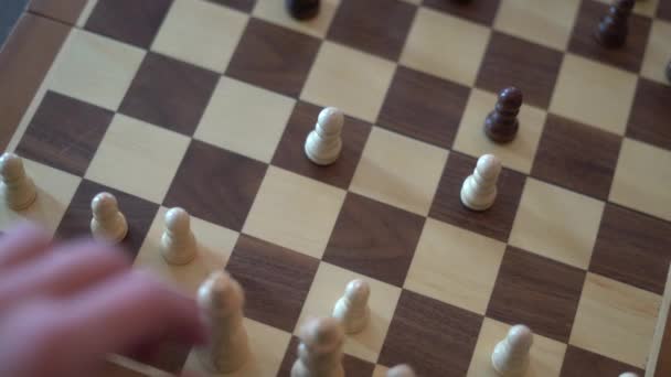 Люди Играют Шахматы Руками — стоковое видео