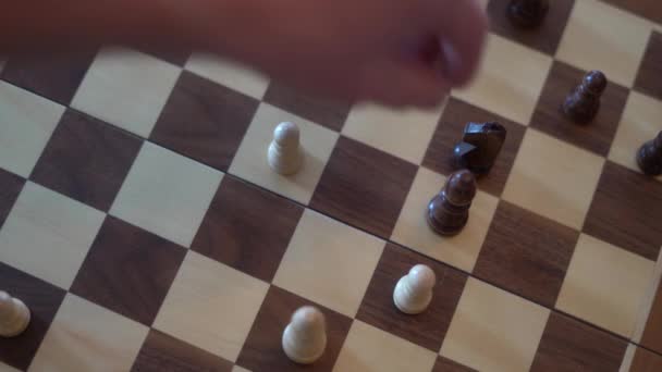 Mensen Die Schaak Spelen Alleen Handen — Stockvideo