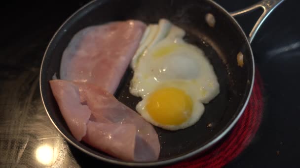 Yumurta Pişiren Kişi — Stok video