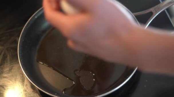 卵を料理する人 — ストック動画