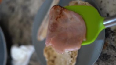 Kahvaltı sandviçi hazırlayan kişi, İngiliz kekleri, sadece eller.