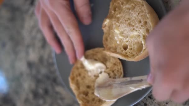Pessoa Fazendo Sanduíche Café Manhã Muffins Ingleses Apenas Mãos — Vídeo de Stock