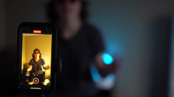 Nüfuzlu Biri Telefonla Konuşuyor Tripod Düzeneği Kuruyor Kamerayla Konuşuyor — Stok video