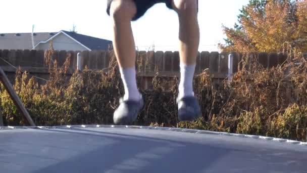 Adolescente Sul Trampolino Saltando Sul Trampolino Bambini Sul Trampolino — Video Stock