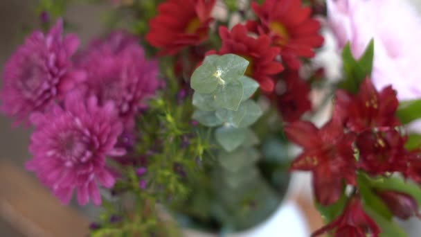 Квіти Зібрані Разом Квітковий Букет Ручна Збірка Квітів Ваза Квітів — стокове відео
