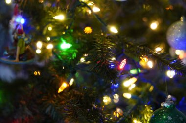 Evde Noel süslemeleri, tatil dekorları, Noel, tatiller, Noel köyü, iç mekan. ev, çoraplar, mumlar, Noel Baba,