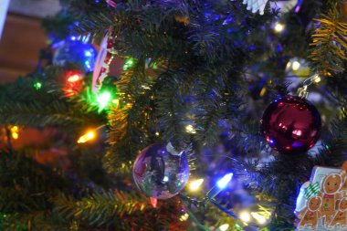 Evde Noel süslemeleri, tatil dekorları, Noel, tatiller, Noel köyü, iç mekan. ev, çoraplar, mumlar, Noel Baba,