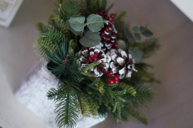 Evde Noel süslemeleri, tatil dekorları, Noel, tatiller, Noel köyü, iç mekan. ev, çoraplar, mumlar, Noel Baba,