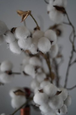 Evde Noel süslemeleri, tatil dekorları, Noel, tatiller, Noel köyü, iç mekan. ev, çoraplar, mumlar, Noel Baba,