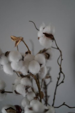 Evde Noel süslemeleri, tatil dekorları, Noel, tatiller, Noel köyü, iç mekan. ev, çoraplar, mumlar, Noel Baba,