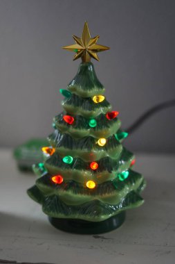 Evde Noel süslemeleri, tatil dekorları, Noel, tatiller, Noel köyü, iç mekan. ev, çoraplar, mumlar, Noel Baba,