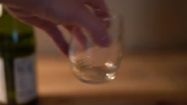 香槟倒水 开香槟酒瓶 周年纪念日 — 图库视频影像