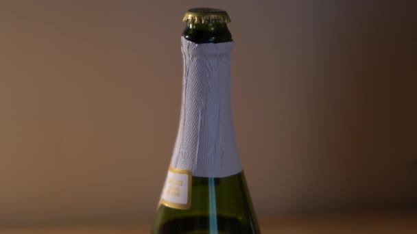 Champagne Versando Aprendo Bottiglia Champagne Versando Vino Versando Champagne Bicchiere — Video Stock