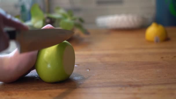 Sekání Ovoce Charcuterie Palubě Ovoce Občerstvení Zdravé Stravování Nůž Řezání — Stock video