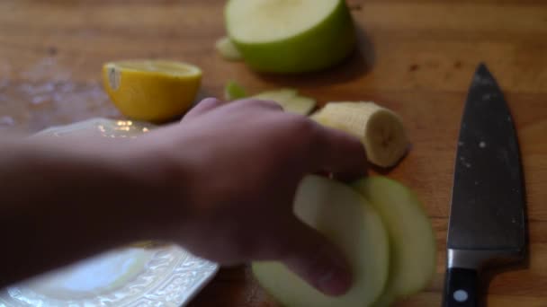 Gyümölcs Darabolása Charcuterie Fórumon Gyümölcs Snack Egészséges Táplálkozás Kés Vágás — Stock videók