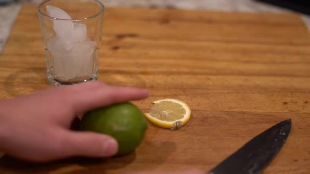 Cortar Ervas Cortar Cozinha Especiarias Limão Limão Faca Habilidades Culinárias — Vídeo de Stock