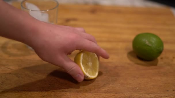 ハーブ チョッピング キッチン スパイス ライム レモン ナイフ 料理のスキル カッティングボード レシピ — ストック動画