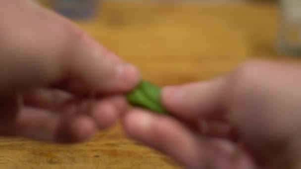 Fűszernövények Aprítás Konyha Fűszerek Lime Citrom Kés Kulináris Készségek Vágódeszka — Stock videók