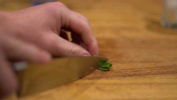 Yrttien Leikkaaminen Pilkkominen Keittiö Mausteet Lime Sitruuna Veitsi Kulinaariset Taidot — kuvapankkivideo