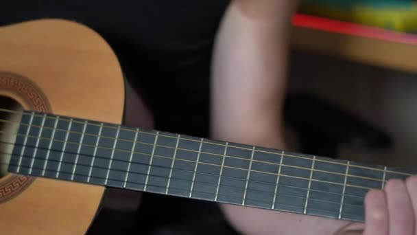 Tocar Guitarra Guitarra Acústica Penetração Dedos Dedos Mão Música Instrumento — Vídeo de Stock