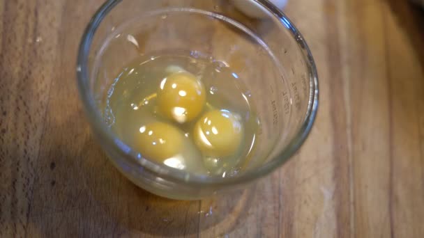 准备鸡蛋 搅拌鸡蛋 健康食品 早餐食品 平底锅 平底锅 — 图库视频影像