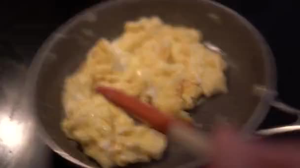 准备鸡蛋 搅拌鸡蛋 健康食品 早餐食品 平底锅 平底锅 — 图库视频影像